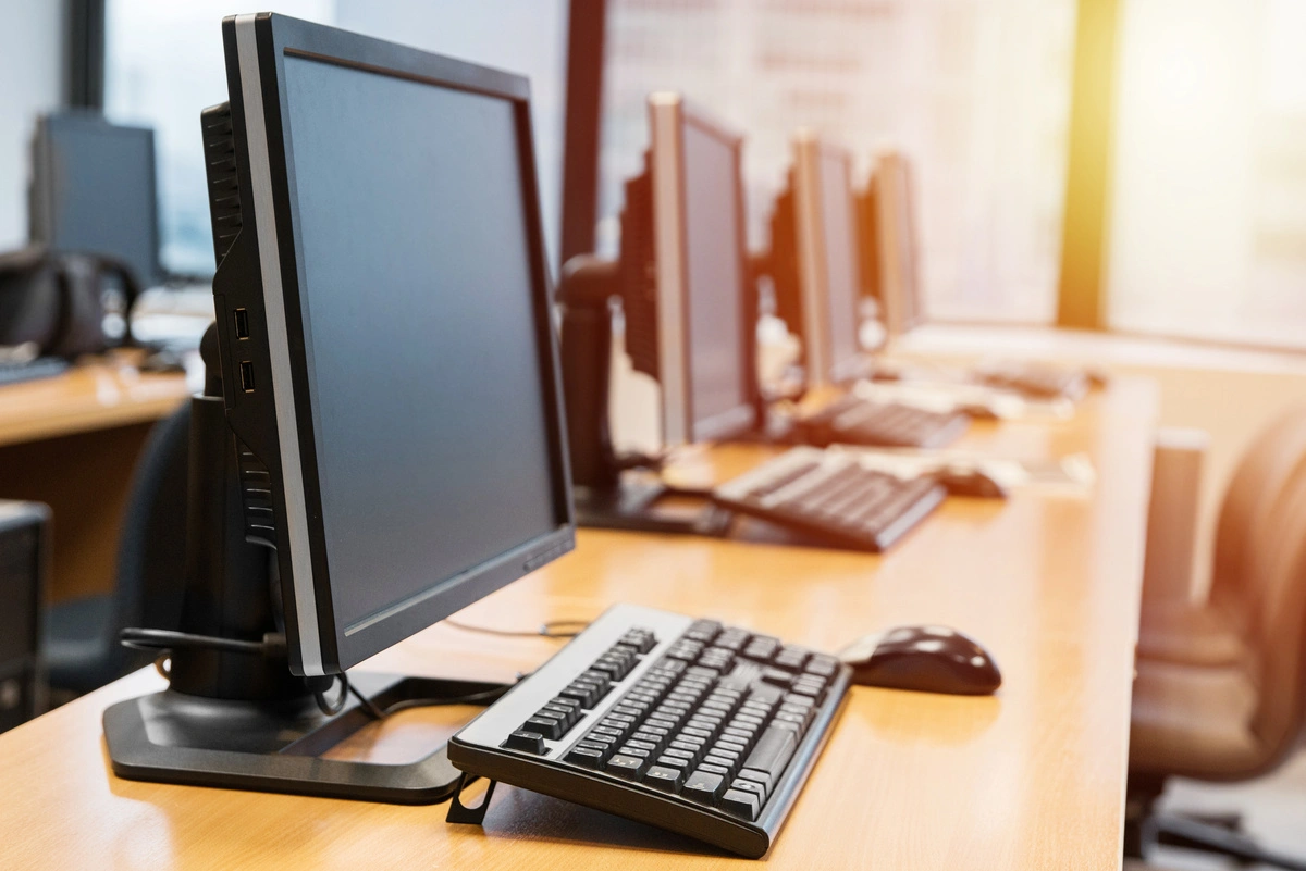 Rangée d'ordinateurs sur un bureau